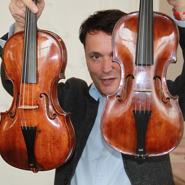 SINFONIMA Team bei der Ausstellung von Musikinstrumenten